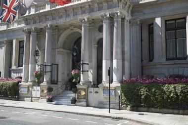 Londra, İngiltere - 26 Haziran 2018 : Mandarin Oriental Hyde Park otelinin görünümü