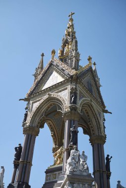 Londra, İngiltere - 26 Haziran 2018 : Kensington Gardens'taki Albert Anıtı'nın görünümü