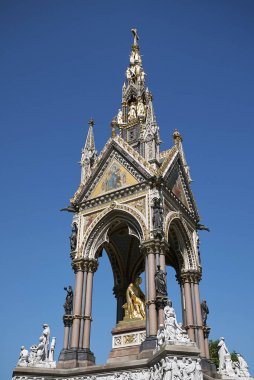 Londra, İngiltere - 26 Haziran 2018 : Kensington Gardens'taki Albert Anıtı'nın görünümü