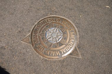 Londra, İngiltere - 26 Haziran 2018 : Diana Princess of Wales Memorial Walkway kaldırım plaketi Hyde Park'ta