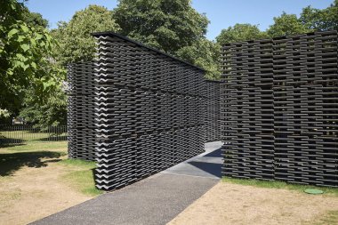 Londra, İngiltere - 26 Haziran 2018 : Serpentine Pavilion 2018 tarafından tasarlanan Frida Escobedo