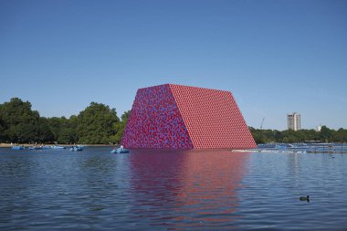Londra, İngiltere - 26 Haziran 2018 : Christo'nun Serpentine Gölü'ndeki Londra Mastaba'sı