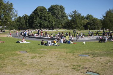Londra, İngiltere - 26 Haziran 2018 : Diana Memorial Fountain'daki ler