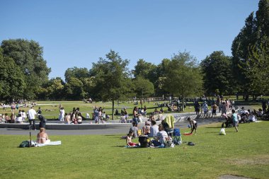 Londra, İngiltere - 26 Haziran 2018 : Diana Memorial Fountain'daki ler
