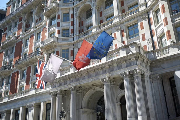 Londra, İngiltere - 26 Haziran 2018 : Mandarin Oriental Hyde Park otelinin görünümü