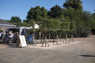 Londra, İngiltere - 26 Haziran 2018 : Hyde Park'ta Lido Bar and Cafe manzarası