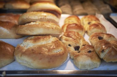  Bir dükkanda satılan çeşitli Çin hamur işleri