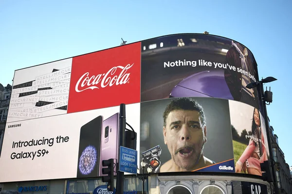 Londra, İngiltere - 26 Haziran 2018 : Piccadilly sirk reklam panoları (Piccadilly Lights)