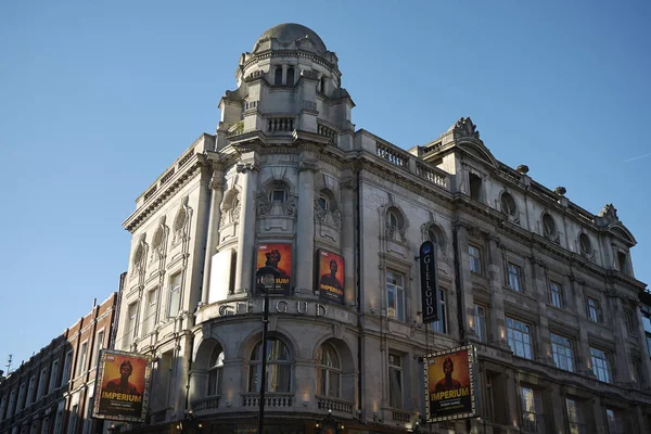 Londra, İngiltere - 26 Haziran 2018 : Shaftesbury Avenue'deki Gielgud Tiyatrosu'nun görünümü
