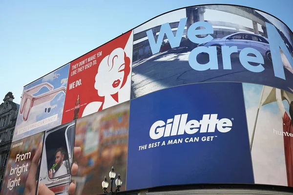 Londra, İngiltere - 26 Haziran 2018 : Piccadilly sirk reklam panoları (Piccadilly Lights)
