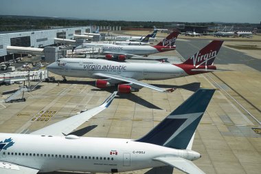 Londra, İngiltere - 27 Haziran 2018 : Gatwick kapılarında uçaklar