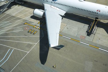 Londra, İngiltere - 27 Haziran 2018 : Gatwick kapılarında uçaklar