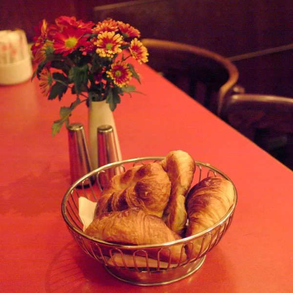 Croissant Korg Ett Restaurangbord — Stockfoto