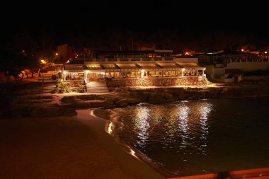 Minorca, Balear Adaları, İspanya - 02 Eylül 2013 : Gece Cala Blanca'nın görünümü, Minorca