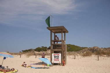 Minorca, Balear Adaları, İspanya - 04 Eylül 2013 : Son Bou, Minorca'da cankurtaran