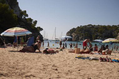 Minorca, Balear Adaları, İspanya - 05 Eylül 2013 : Cala Macarella' daki Tousistler, Minorca