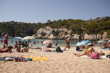 Minorca, Balear Adaları, İspanya - 05 Eylül 2013 : Cala Macarella' daki Tousistler, Minorca