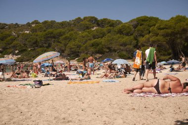 Minorca, Balear Adaları, İspanya - 05 Eylül 2013 : Cala Macarella' daki Tousistler, Minorca