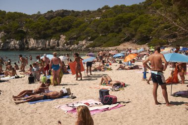 Minorca, Balear Adaları, İspanya - 05 Eylül 2013 : Cala Macarella' daki Tousistler, Minorca