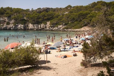 Minorca, Balear Adaları, İspanya - 05 Eylül 2013 : Cala Macarella' daki Tousistler, Minorca