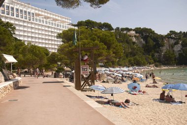 Minorca, Balear Adaları, İspanya - 05 Eylül 2013 : Cala Galdana, Minorca'daki turistler