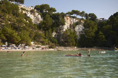 Minorca, Balear Adaları, İspanya - 05 Eylül 2013 : Cala Galdana, Minorca'daki turistler