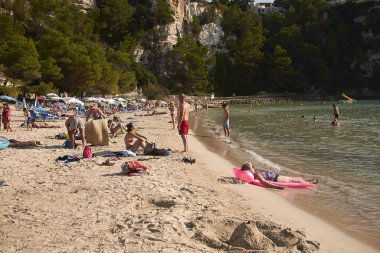 Minorca, Balear Adaları, İspanya - 05 Eylül 2013 : Cala Galdana, Minorca'daki turistler