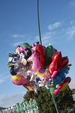 Napoli, İtalya - 23 Temmuz 2018 : balonlar sokakta satıldı