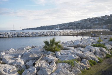 Napoli, İtalya - 23 Temmuz 2018 : Gün batımında Mergellina körfezinin görünümü ve arka planda Posillipo