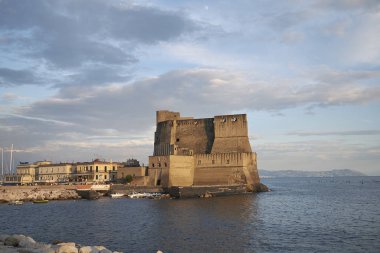 Napoli, İtalya - 23 Temmuz 2018 : Castel dell Ovo manzarası (Yumurta Kalesi)