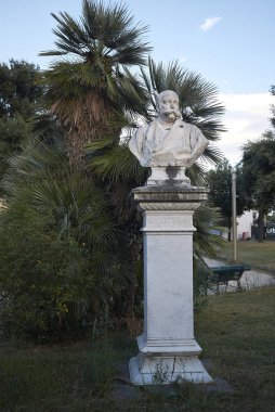 Napoli, İtalya - 23 Temmuz 2018 : Villa Comunale'de Alfredo Cottrau heykeli