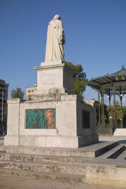 Napoli, İtalya - 23 Temmuz 2018 : Villa Comunale'de Gian Battista Vico heykeli