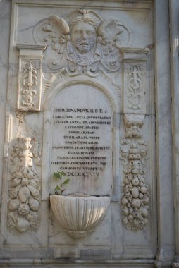 Napoli, İtalya - 23 Temmuz 2018 : Santa Lucia Çeşmesi Villa Comunale'de