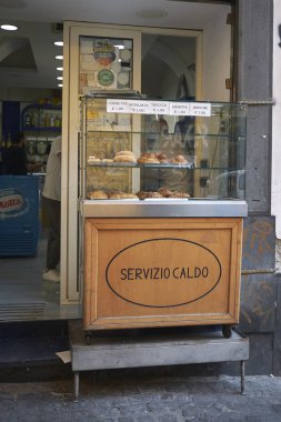 Napoli, İtalya - 24 Temmuz 2018 : Forcella ilçesinde bir barda satılan hamur işleri