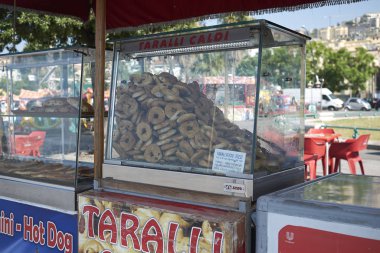 Napoli, İtalya - 25 Temmuz 2018 : Lungomare Caracciolo'da sokak yemekleri