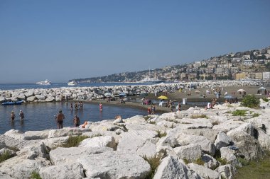 Napoli, İtalya - 25 Temmuz 2018 : Mergellina plajı manzarası