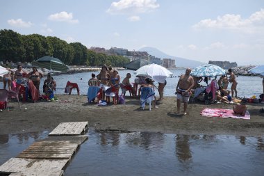 Napoli, İtalya - 25 Temmuz 2018 : Mergellina plajı manzarası
