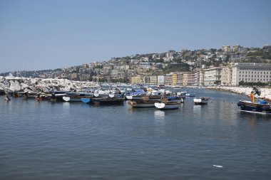 Napoli, İtalya - 25 Temmuz 2018 : Mergellina plajında balıkçı tekneleri