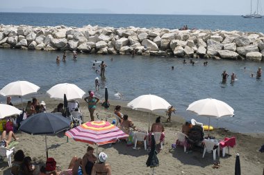 Napoli, İtalya - 25 Temmuz 2018 : Colonna Spezzata plajının görünümü
