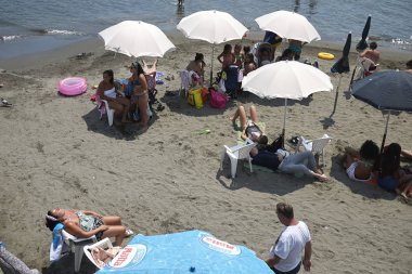 Napoli, İtalya - 25 Temmuz 2018 : Colonna Spezzata plajının görünümü