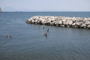 Napoli, İtalya - 25 Temmuz 2018 : Colonna Spezzata plajının görünümü