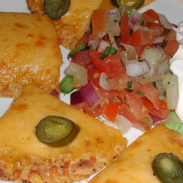 Nachos com queijo derretido e salada — Fotografia de Stock