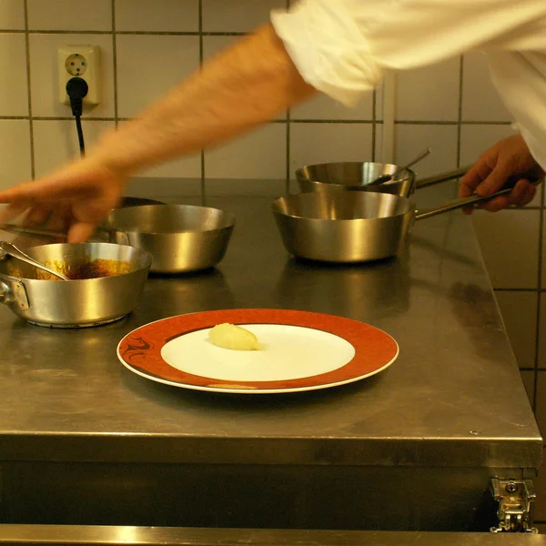 Oslo, Norway - March 15, 2006 : Restaurant kitchen — Stock Photo, Image