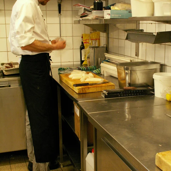 Oslo, Noruega - 15 de março de 2006: Restaurante cozinha — Fotografia de Stock