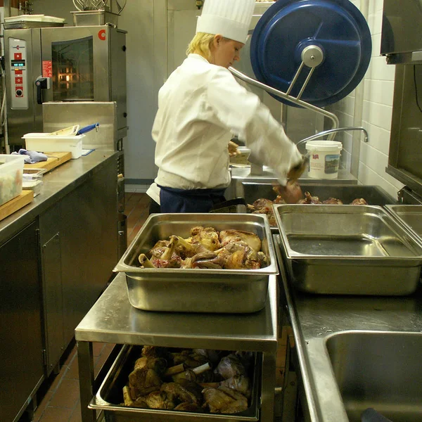 Oslo, Noruega - 17 de março de 2006: Restaurante cozinha — Fotografia de Stock