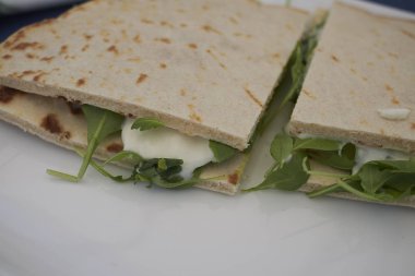 squacquerone peynir ve roket ile piadina romagnola