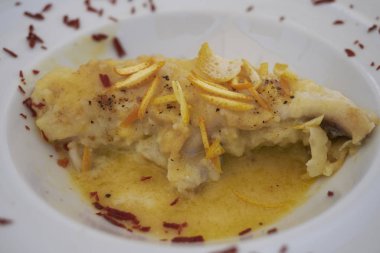 Portakal kabuğu rendesi ve narenciye suyu ile Monkfish