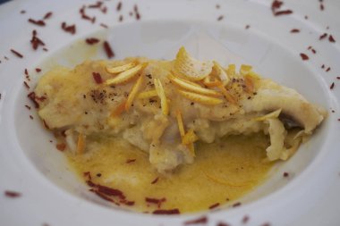 Portakal kabuğu rendesi ve narenciye suyu ile Monkfish