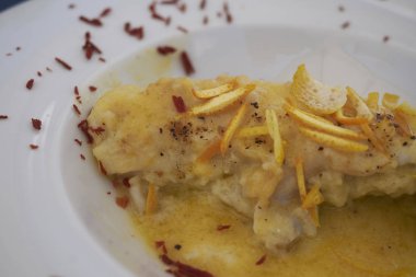 Portakal kabuğu rendesi ve narenciye suyu ile Monkfish