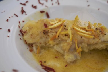 Portakal kabuğu rendesi ve narenciye suyu ile Monkfish